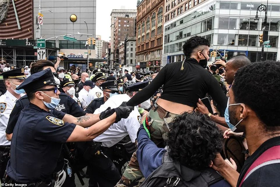 突发! 大型暴乱席卷全美! 枪手趁乱扫射人群 中弹市民哭嚎奔逃!