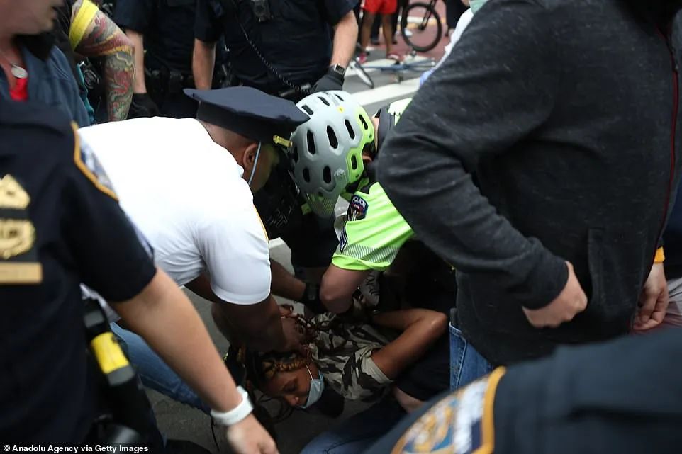 突发! 大型暴乱席卷全美! 枪手趁乱扫射人群 中弹市民哭嚎奔逃!