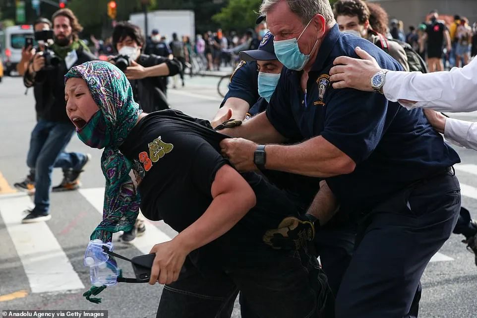 突发! 大型暴乱席卷全美! 枪手趁乱扫射人群 中弹市民哭嚎奔逃!