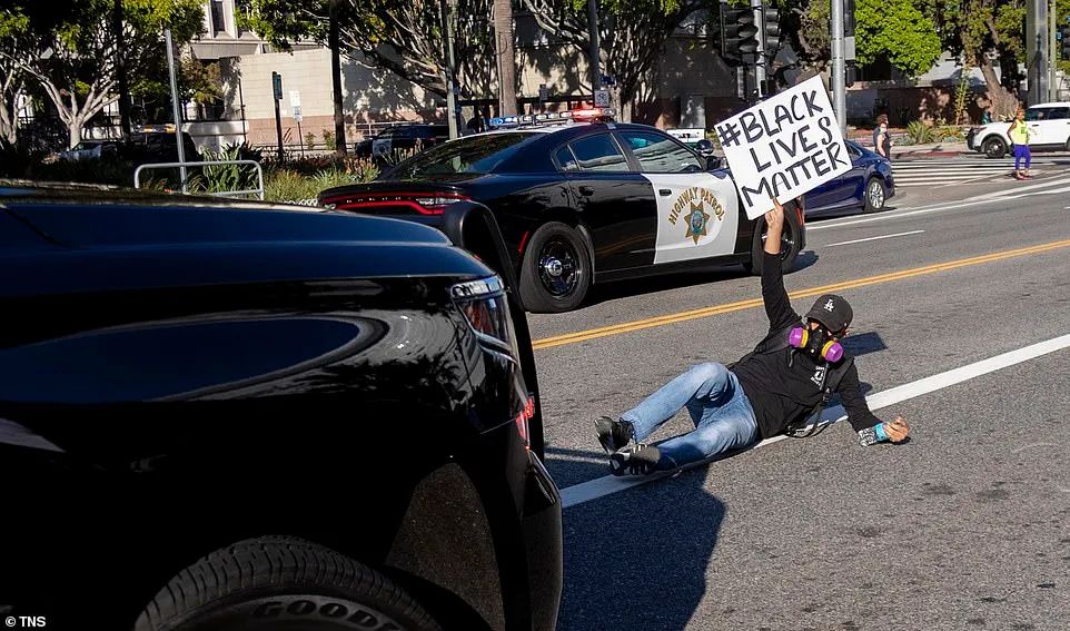 突发! 大型暴乱席卷全美! 枪手趁乱扫射人群 中弹市民哭嚎奔逃!