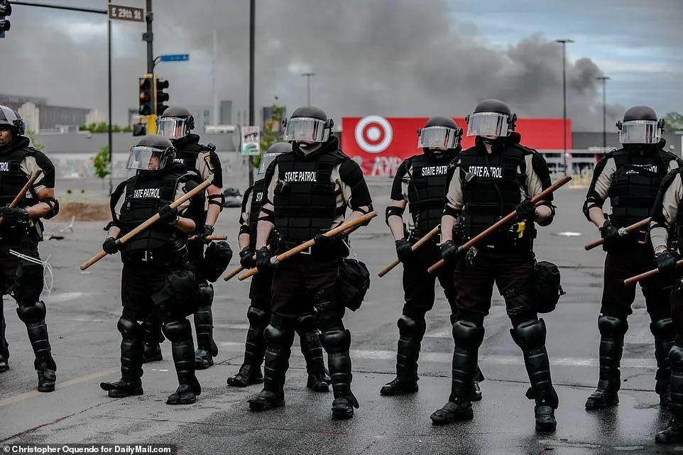 突发! 大型暴乱席卷全美! 枪手趁乱扫射人群 中弹市民哭嚎奔逃!