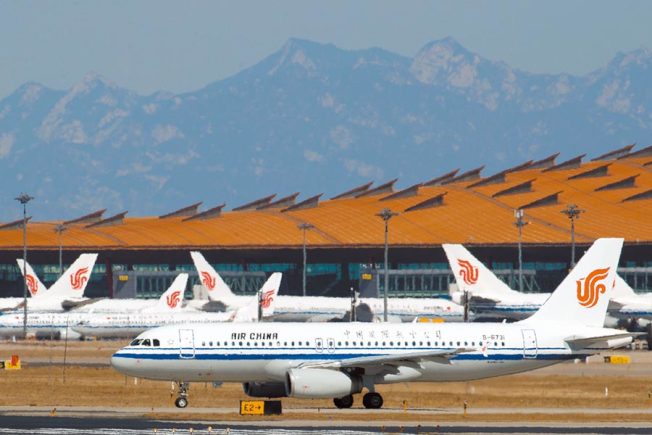 中国官方30日通知留美学生，搭乘临时航班回国。图为中国国航航班。（路透资料照片）