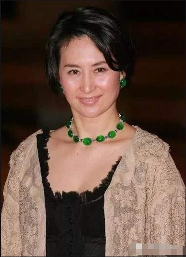 靠"擦身"嫁给赌王的三太陈婉珍，隐忍37年的背后，才真不简单