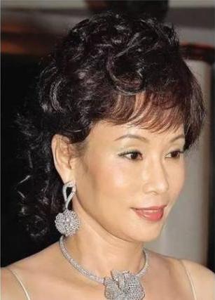 靠"擦身"嫁给赌王的三太陈婉珍，隐忍37年的背后，才真不简单