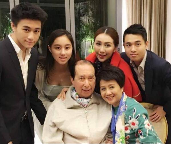 靠"擦身"嫁给赌王的三太陈婉珍，隐忍37年的背后，才真不简单