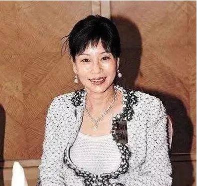 靠"擦身"嫁给赌王的三太陈婉珍，隐忍37年的背后，才真不简单