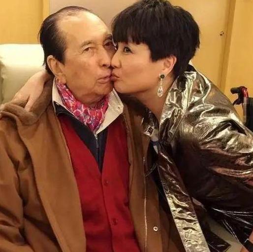 靠"擦身"嫁给赌王的三太陈婉珍，隐忍37年的背后，才真不简单