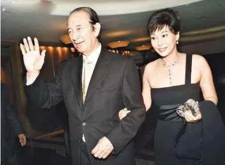 靠"擦身"嫁给赌王的三太陈婉珍，隐忍37年的背后，才真不简单