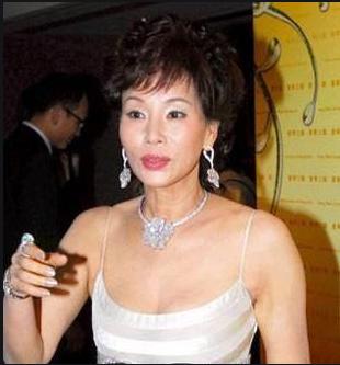 靠"擦身"嫁给赌王的三太陈婉珍，隐忍37年的背后，才真不简单