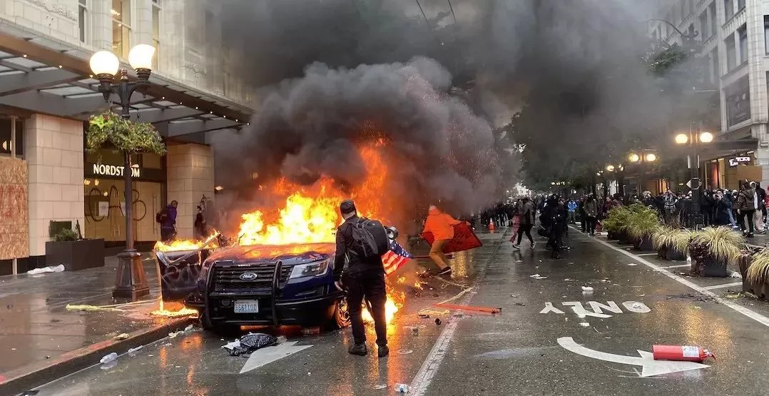现场直击! 温哥华爆发示威游行 私家车撞破人群 但这一幕却打动无数网友