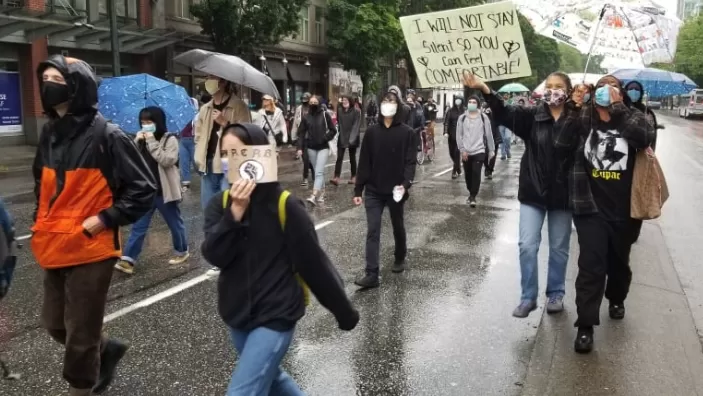现场直击! 温哥华爆发示威游行 私家车撞破人群 但这一幕却打动无数网友