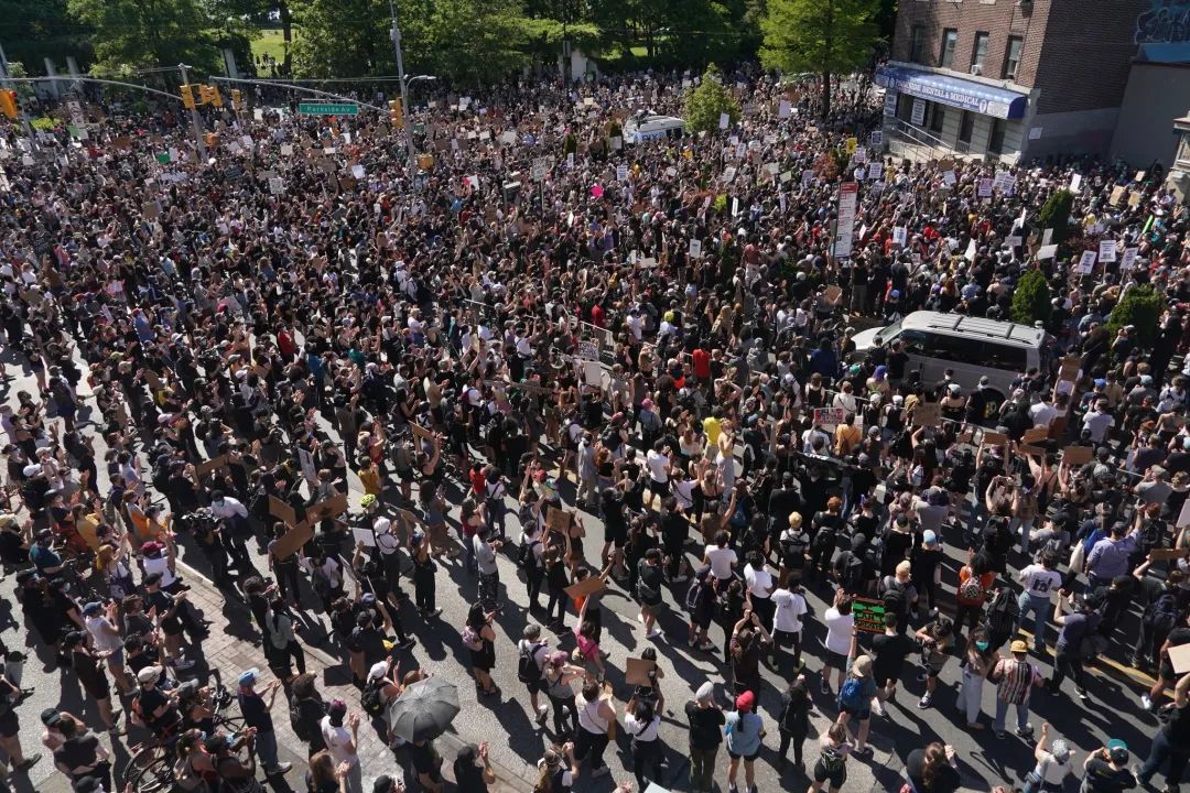 全美近百城市沦陷! 枪击、纵火、抢劫! 警察下跪祈祷和解 特朗普威胁将武力解决!