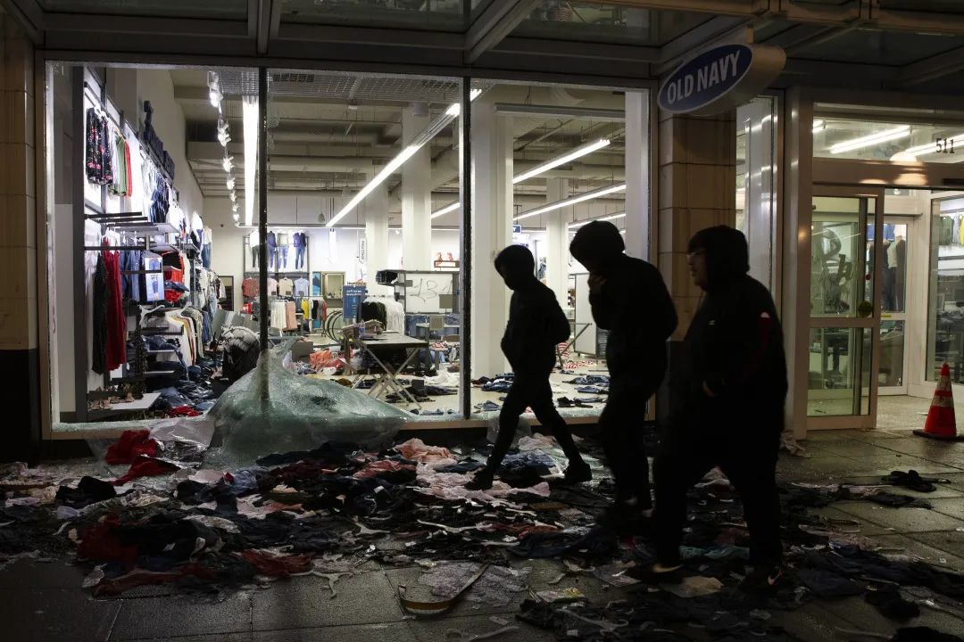 全美近百城市沦陷! 枪击、纵火、抢劫! 警察下跪祈祷和解 特朗普威胁将武力解决!