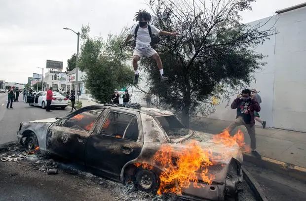 全美近百城市沦陷! 枪击、纵火、抢劫! 警察下跪祈祷和解 特朗普威胁将武力解决!