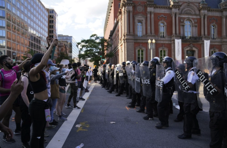 全美近百城市沦陷! 枪击、纵火、抢劫! 警察下跪祈祷和解 特朗普威胁将武力解决!