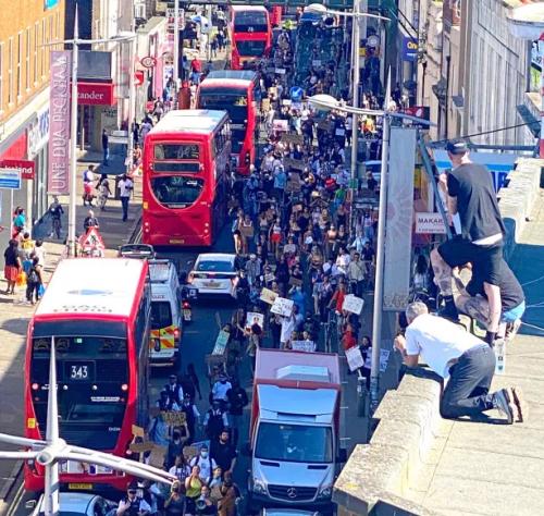 英国青少年模仿白人警察“跪杀”黑人男子，冲着镜头大笑遭抨击