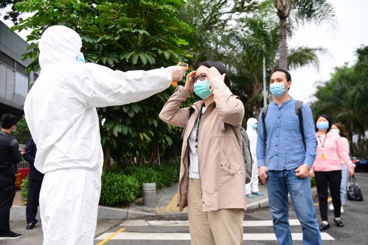 3月6日，进入福田保税区业聚医疗器械（深圳）公司的所有员工须佩戴口罩、测量体温。（香港中通社）