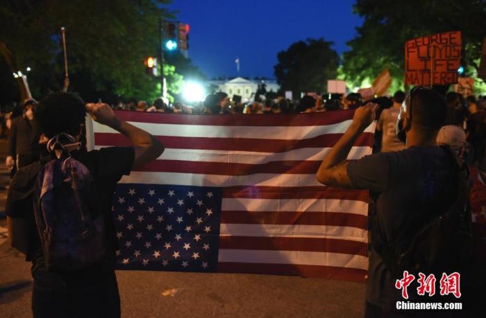 当地时间5月31日，美国首都华盛顿连续第三天暴发反种族歧视示威抗议。图为在白宫北侧抗议的示威者。中新社记者 陈孟统 摄