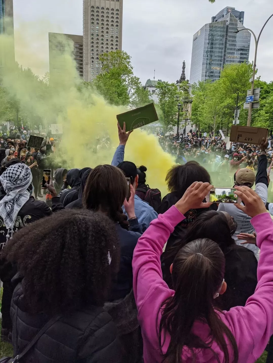 加拿大暴动开始! 万人包围警局 打砸抢烧 商场遭洗劫 催泪弹连续发射!