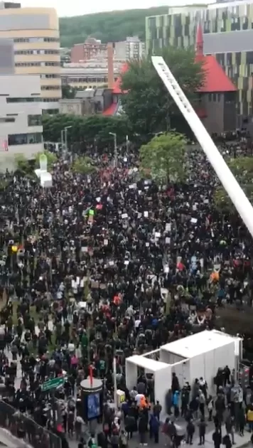加拿大暴动开始! 万人包围警局 打砸抢烧 商场遭洗劫 催泪弹连续发射!