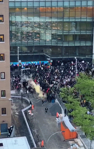 加拿大暴动开始! 万人包围警局 打砸抢烧 商场遭洗劫 催泪弹连续发射!