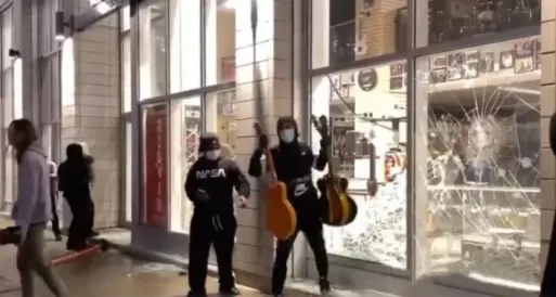 加拿大暴动开始! 万人包围警局 打砸抢烧 商场遭洗劫 催泪弹连续发射!
