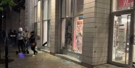 加拿大暴动开始! 万人包围警局 打砸抢烧 商场遭洗劫 催泪弹连续发射!