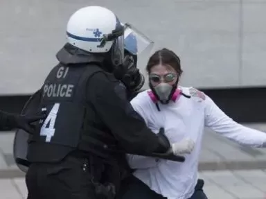 加拿大暴动开始! 万人包围警局 打砸抢烧 商场遭洗劫 催泪弹连续发射!