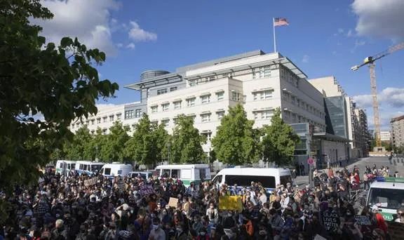 反种族歧视抗议蔓延全球 美国驻多国使领馆被包围 这一幕载入史册!