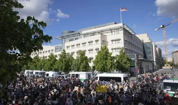 反种族歧视抗议蔓延全球 美国驻多国使领馆被包围 这一幕载入史册!