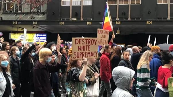反种族歧视抗议蔓延全球 美国驻多国使领馆被包围 这一幕载入史册!