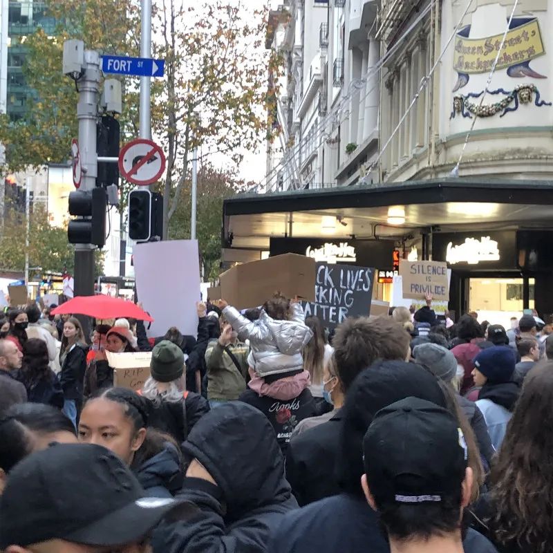 反种族歧视抗议蔓延全球 美国驻多国使领馆被包围 这一幕载入史册!