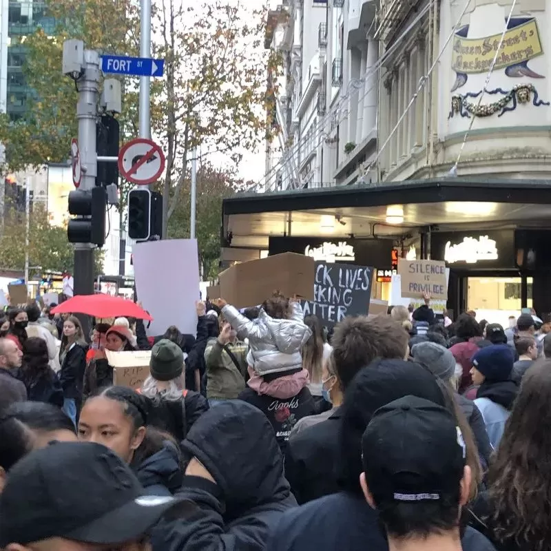 反种族歧视抗议蔓延全球 美国驻多国使领馆被包围 这一幕载入史册!