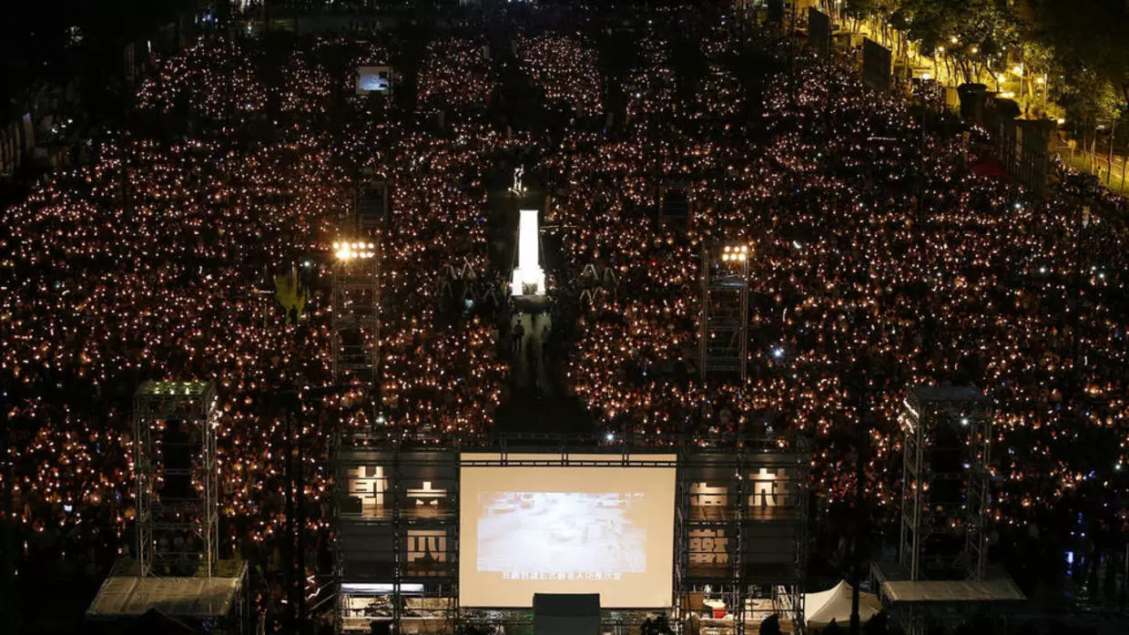Des dizaines de milliers de Hongkongais se sont rassembls, dimanche 4 juin au soir, au parc Victoria, sur l?le de Hongkong, pour la veille de commmoration annuelle du massacre de Tiananmen, il y a vingt-neuf ans le 4 juin 2018 