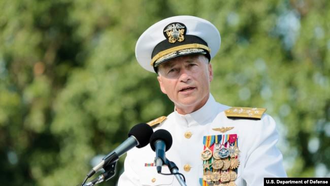 美国海军上将温尼菲尔德(Admiral Sandy Winnefeld)2015年7月31日在退役仪式上发言（美国国防部照片）