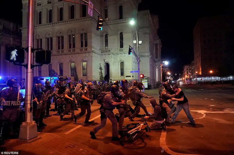 大暴乱! 美国警察被爆头 无辜市民遭枪杀 华人自家阳台遇枪击 多人惨死!