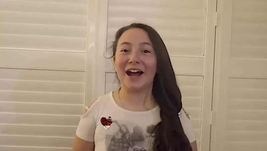 励志! 加拿大10岁女孩遭霸凌 发奋成为美国偶像 巨星评委: 看谁还敢欺负你!