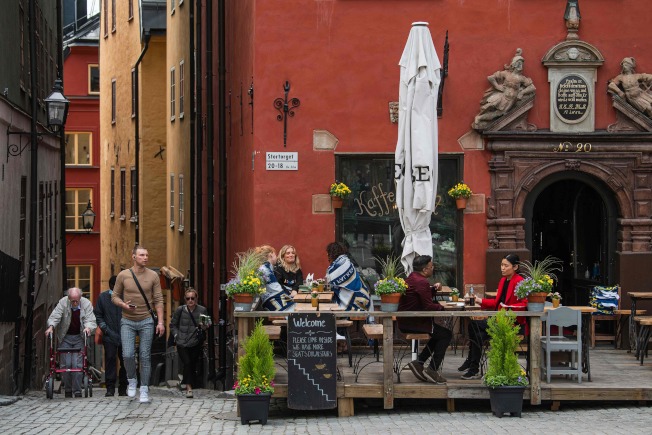 在北欧国家一片封锁中，瑞典的餐厅、酒吧与学校仍照常开放，图为5月29日斯德哥尔摩一家正常营业的餐厅，客人在户外用餐。Getty Images