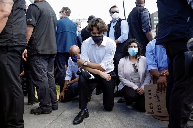 激愤! 加拿大全国大游行 抗议者挤爆大街 特鲁多跪下了! 传暴力组织已踩点!