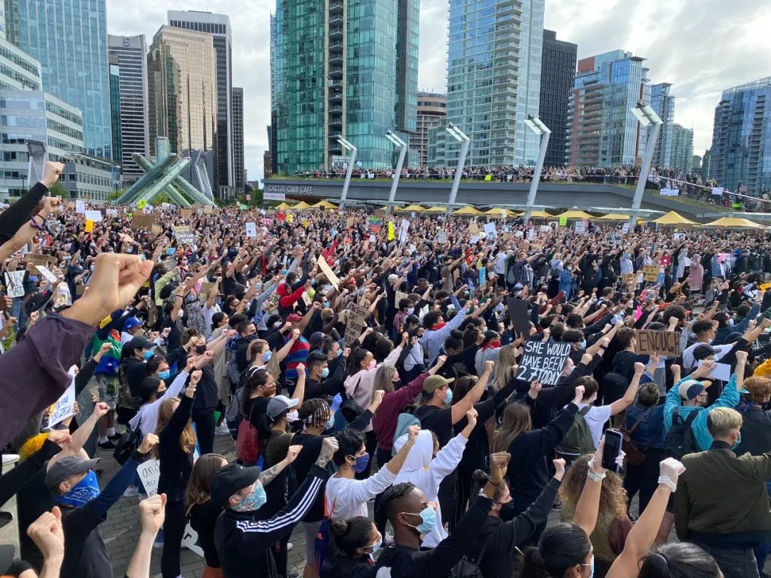 这很加拿大! 全国各地爆游行 现场发口罩洗手液! 捣乱者才刚现身就被架走了