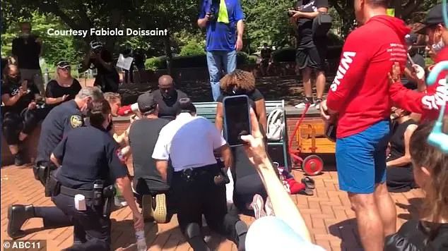 震惊! 一群美国白人警察跪着为黑人洗脚 表达