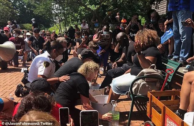 震惊! 一群美国白人警察跪着为黑人洗脚 表达