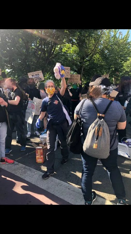 震惊! 一群美国白人警察跪着为黑人洗脚 表达