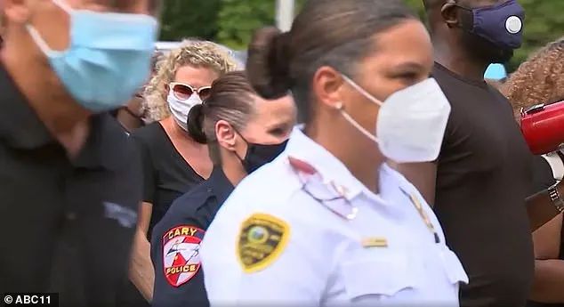 震惊! 一群美国白人警察跪着为黑人洗脚 表达