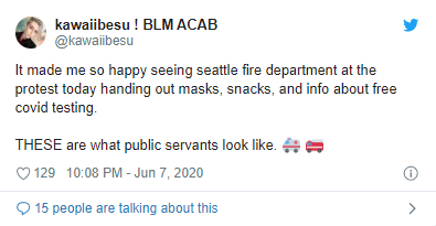 震惊! 一群美国白人警察跪着为黑人洗脚 表达