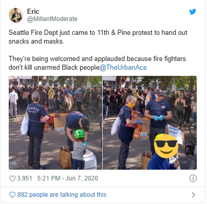 震惊! 一群美国白人警察跪着为黑人洗脚 表达