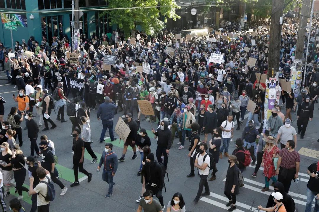 惨烈! 美国突爆恐怖枪击 枪手扫射人群 多人中弹倒地 华人以为在放鞭炮!