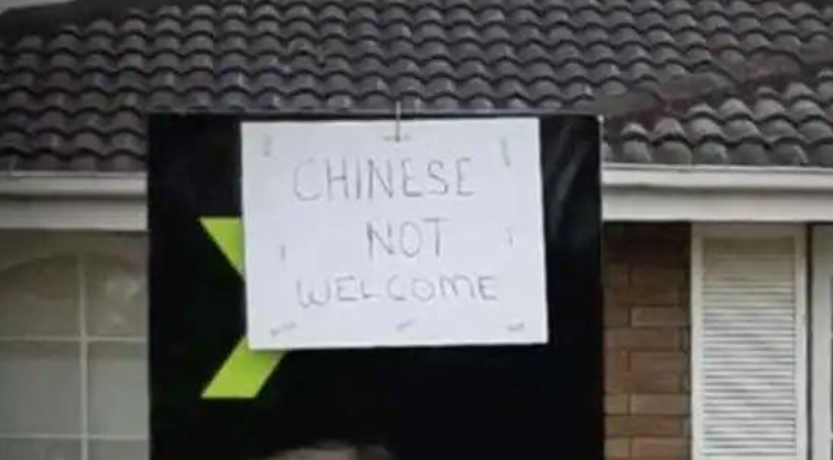 怒! 华裔男当街被骂: 把手从白人女孩身上拿开! 挥刀威胁下 歧视令人发指