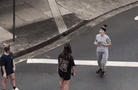 怒! 华裔男当街被骂: 把手从白人女孩身上拿开! 挥刀威胁下 歧视令人发指