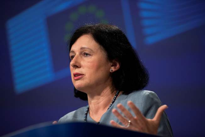 欧盟执委会副主席乔霍瓦（Vera Jourova）10日表示，相信只要掌握假消息证据，就不该回避点名和指责中国。(Getty Images)